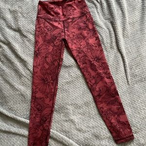 Patterned athletic leggings